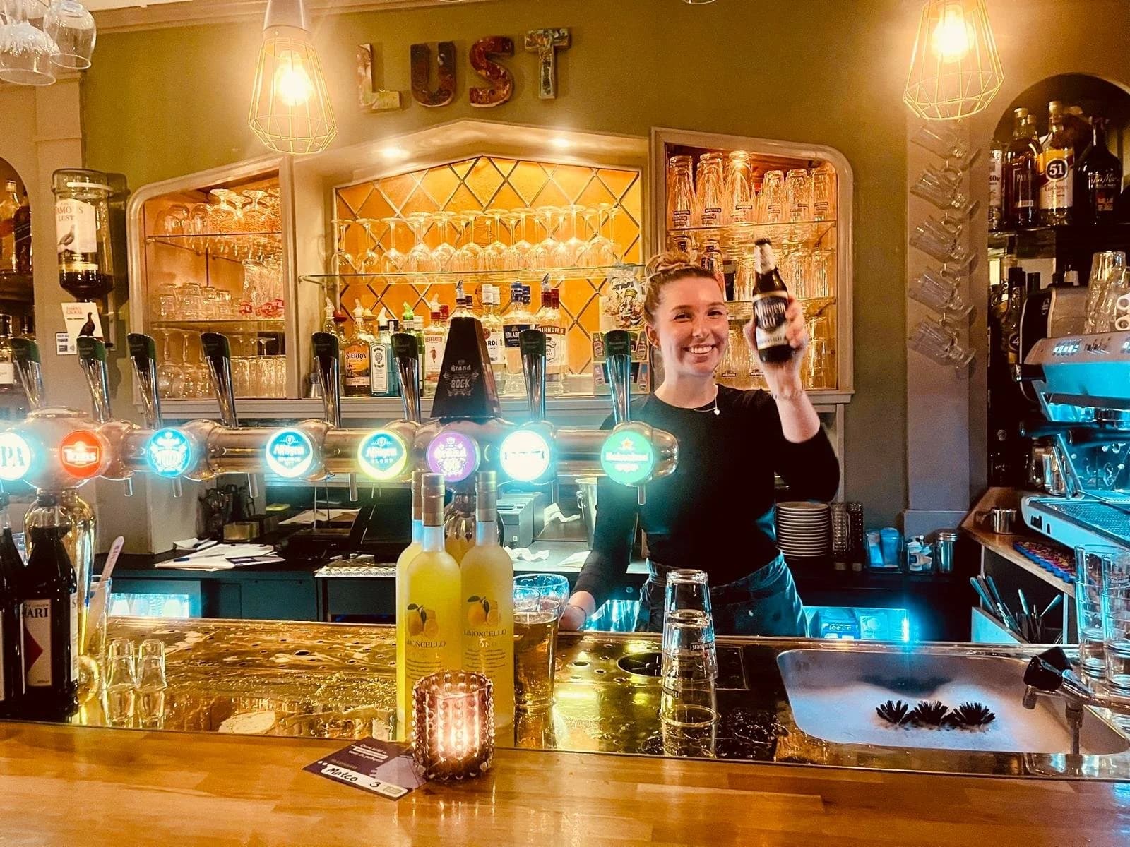 Glimlachend achter de bar