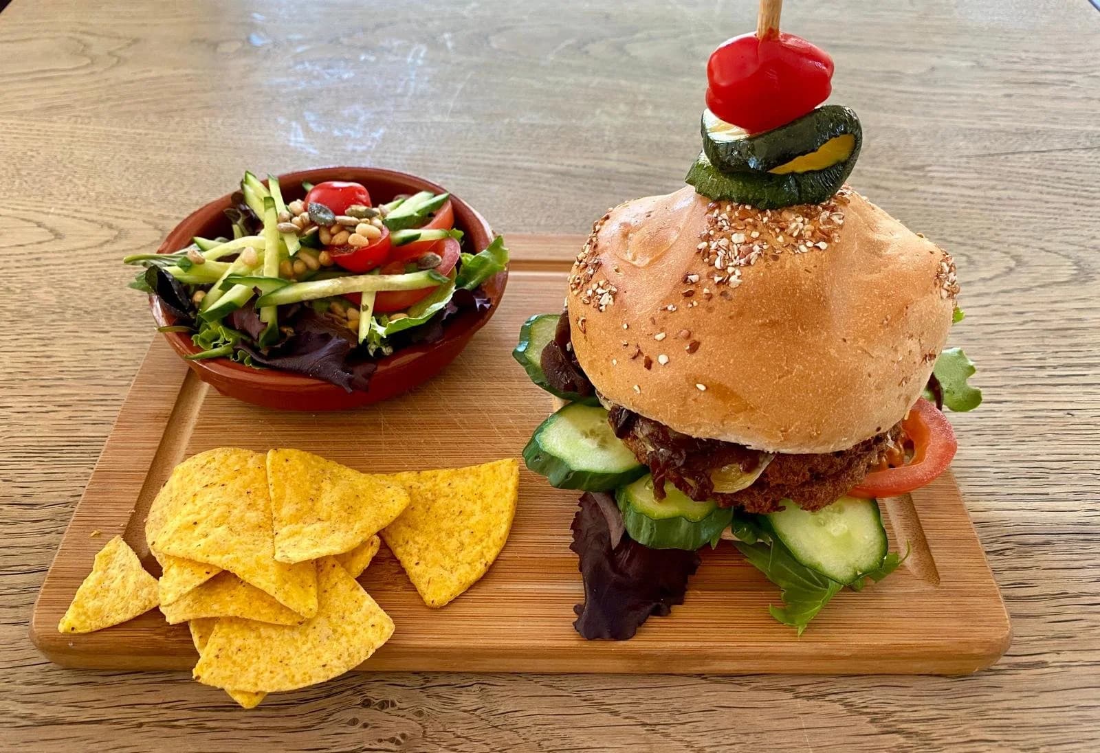 Lekkere burger met salade