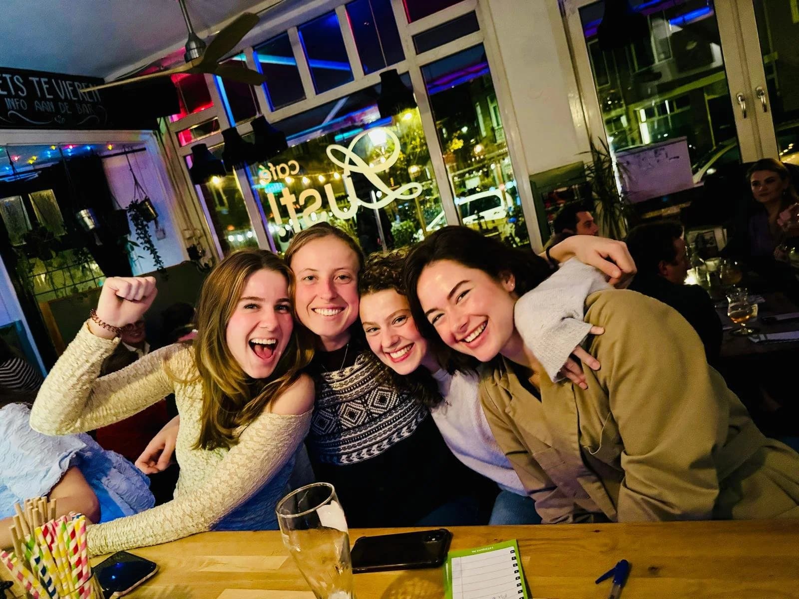 Groep meiden gezellig binnen