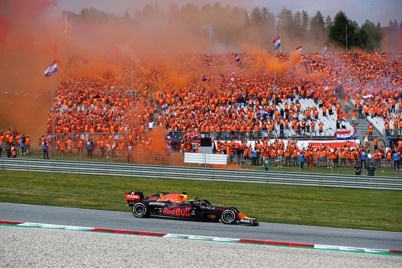 Een Formule 1-auto racewagen op het circuit met een groot publiek