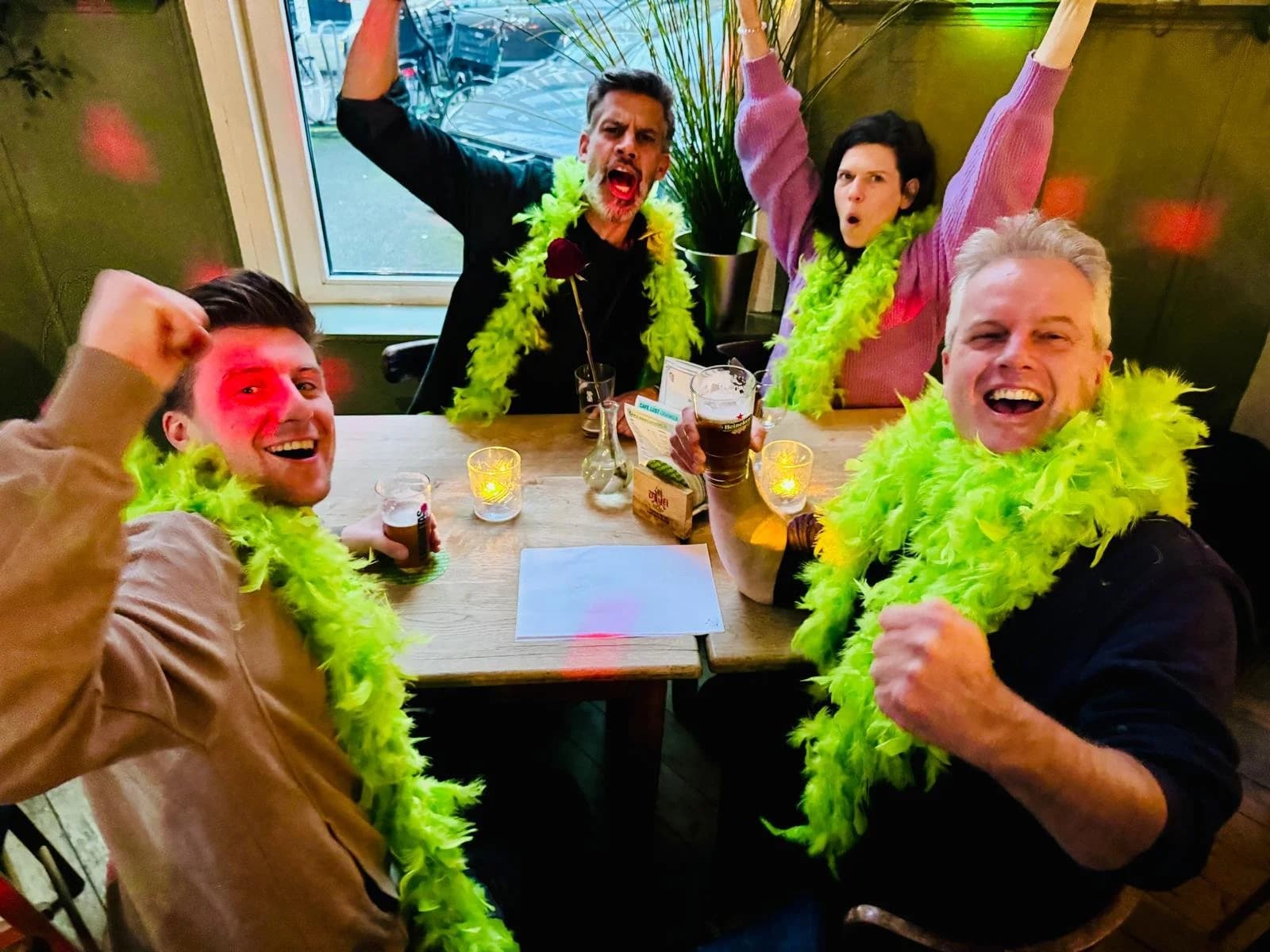 Gezellige feestgangers met boa