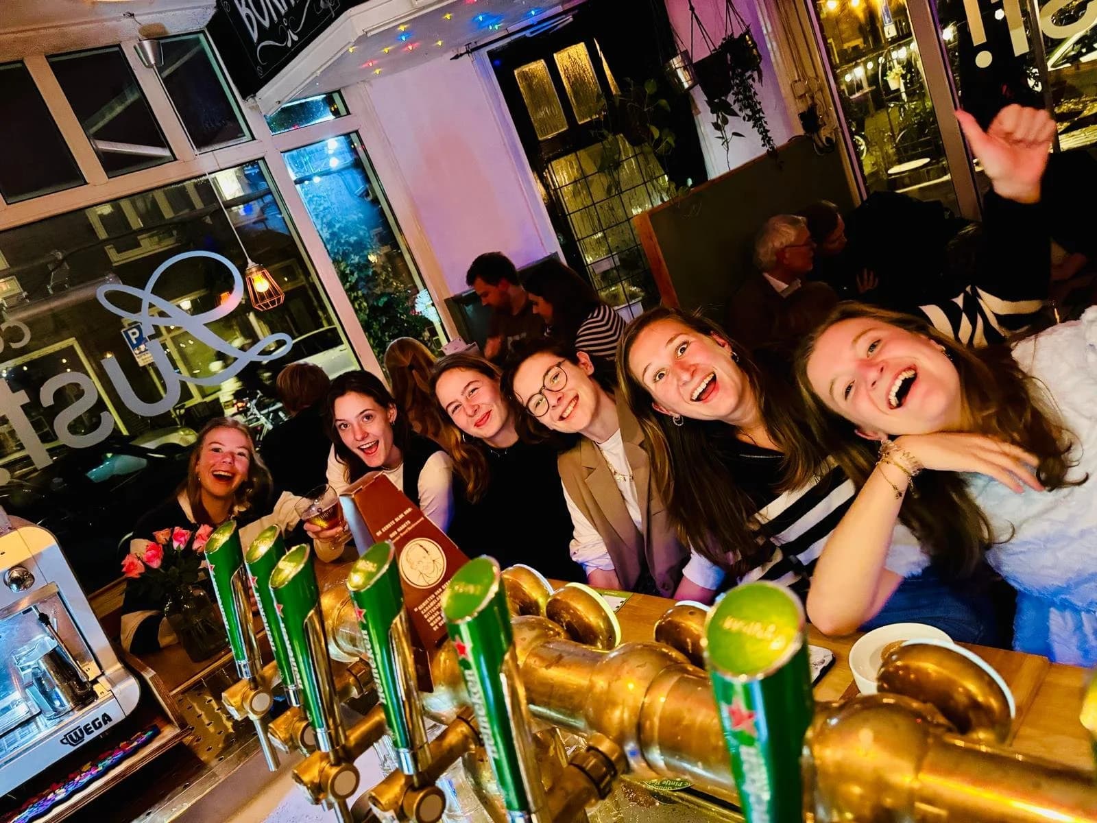 Vriendinnengroep aan de bar
