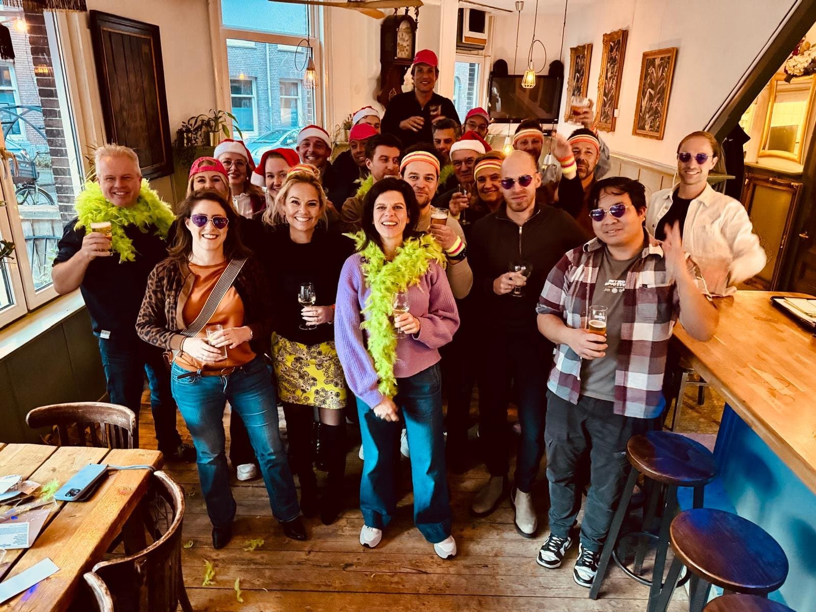 Feestgangers met kerstmutsen
